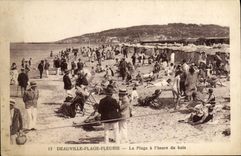 La POSTAL Deauville de la VENDIMIA la playa tiene L hora del bano