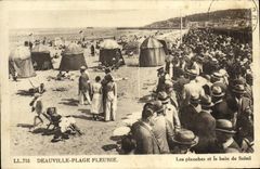 Playa florecida Deauville de la POSTAL de la VENDIMIA que el Sun sube y bano