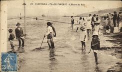 La POSTAL Deauville de la VENDIMIA florecio la playa L hora del bano