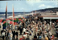POSTAL MODERNA Deauville la playa florecio la caminata en los tableros y la barra del sol