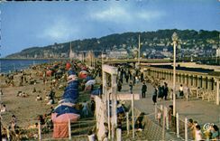 CPM Deauville La Plage Fleurie La Promenade et le Bar du Soleil