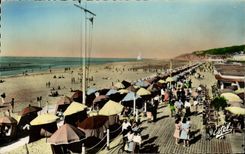 Tableros de Deauville de la POSTAL de la VENDIMIA y la playa delante de la barra del Sun