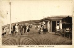 CPA Deauville Plage Fleurie La Promenade sur les Planches