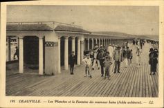 Tableros de Deauville de la POSTAL de la VENDIMIA y la fuente de los nuevos banos