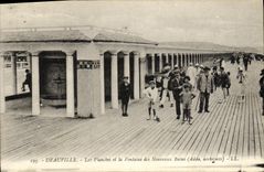 Tableros de Deauville de la POSTAL de la VENDIMIA y la fuente de los nuevos ninos de los banos