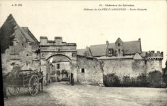 CPA Chateaux du Calvados Chateau de la Fee d Argouges Porte d entree animee 