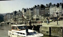 CPM Honfleur L ecluse du Vieux Bassin Bateau