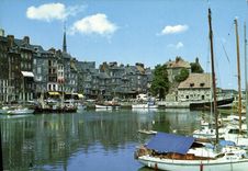 CPM Honfleur Le vieux Bassin Au deuxieme plan Bateaux