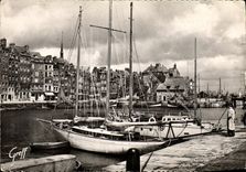 CPM Honfleur Le Vieux Bassin la Lieutenance le quai Sainte Catherine Bateau