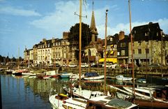 CPM Honfleur Le Vieux Bassin et le Quai Ste Etienne Bateaux