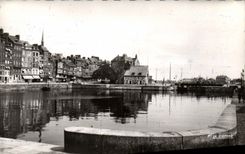 CPM Honfleur Le Bassin en pleine eau