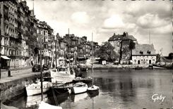 CPM Honfleur Le Vieux Bassin le Quai Sainte Catherine et la Lieutenance Bateau