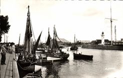 MODERN CARD Honfleur Bateaux of sin has Bateaux quay