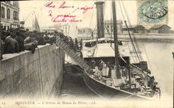 CPA Honfleur L Arrivee du Bateau du Havre