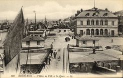 CPA Honfleur L Hotel de Ville et les quais