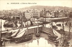 CPA Honfleur L Hotel de Ville et le port Bateaux