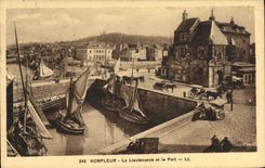 CPA Honfleur La Lieutenance et le Port Bateaux