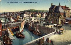 CPA Honfleur La Lieutenance et le Port Bateaux