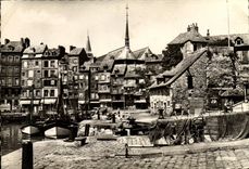 CPM Honfleur La Lieutenance vue des ecluses