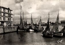 CPM Honfleur Le Port et le Phare Bateaux