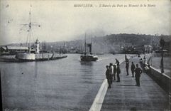 CPA Honfleur L Entree du Port au Moment de la Maree Bateau