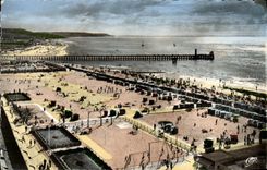 CPM Deauville Trouville Vue generale des deux Plages et la nouvelle Jetee