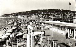 CPM Deauville Plage Fleurie Vue d ensemble sur la Plage et la Ville