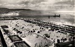 CPM Deauville Trouville Vue generale des deux Plages et la nouvelle Jetee