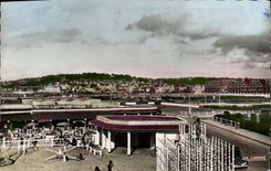 CPM Deauville La Plage Fleurie Vue generale