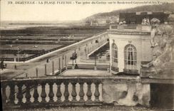 CPA Deauville La Plage Fleurie Vue prise du Casino sur le Boulevard Cornuche et les Tennis