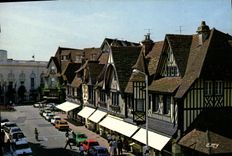 CPM Deauville Les facades normandes de la rue Eugene Colas Agauche le Casino