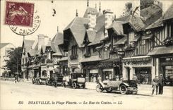 CPA Deauville la Plage Fleurie La Rue du Casino Antiquites Coiffeur 