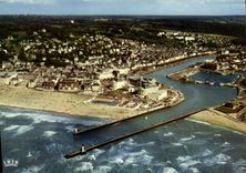 CPM Deauville Trouville Vue aerienne sur le Port et les Jetees