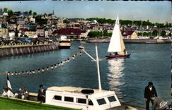 CPM Deauville Trouville L Entree du Port Bateaux 