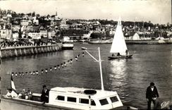 CPM Deauville Trouville L entree du Port Bateaux