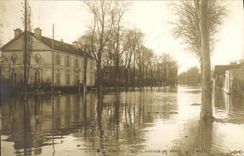 VINTAGE POSTCARD Believed of the Seine Rueil Avenue of Paris