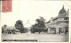 Parque de la POSTAL de la VENDIMIA de nube Saint la rejilla del parque y de la casa azul