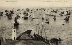 VINTAGE POSTCARD Cancale the Caravan Boats