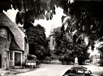 CPM Combourg Le Chateau Vu Place Chateaubriand Automobile