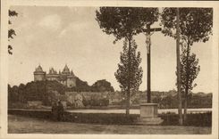 CPA Combourg Vue generale du chateau et de l etang 