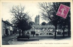 CPA Dol de Bretagne Place Toullier et au fond la Cathedrale