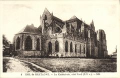 CPA Dol de Bretagne La Cathedrale cote Nord