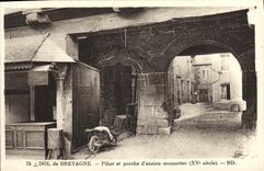 CPA Dol de Bretagne Pilier et porche d ancien monastere