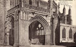 CPA Dol de Bretagne La Cathedrale Porche St Magloire 