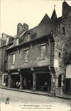 CPA Dol de Bretagne La Guillotiere Vieille maison a porche Enfants