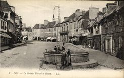CPA Dol La Grande Rue et la Bassin
