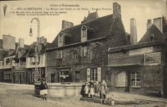 CPA Dol de Bretagne La Maison des Plaids ou du Palais Eglise Romane Enfants