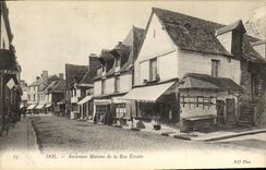 CPA Dol Anciennes Maisons de la rue etroite 