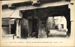 CPA Dol Pilier et Porche D ancien Monastere