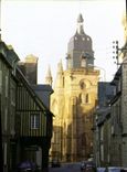 CPM Fougeres La rue Nationale et l Eglise Saint Leonard